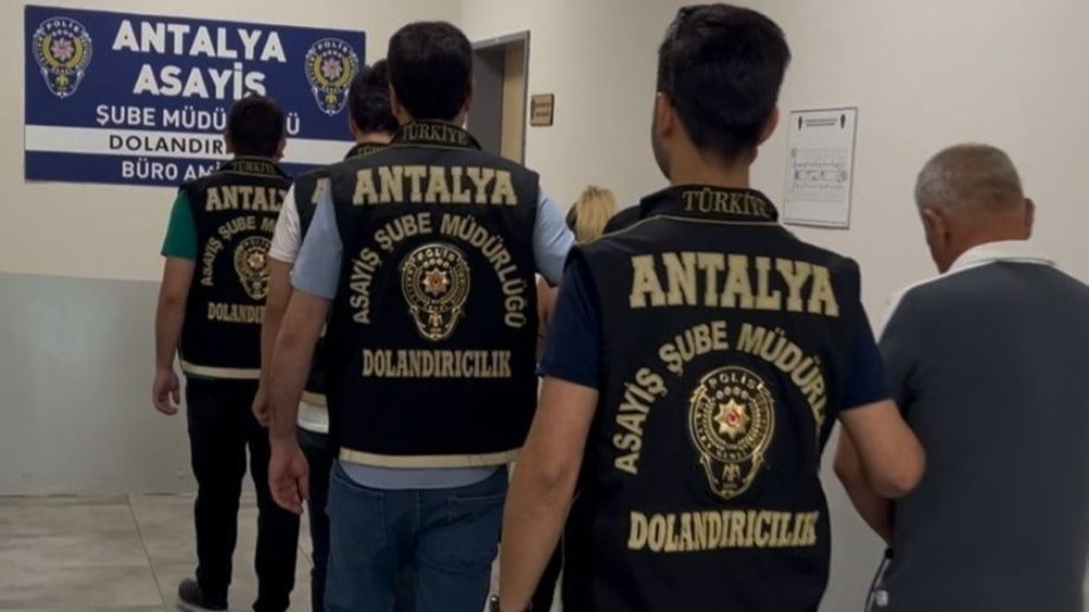 Antalya’da sahte altınla kuyumcuları dolandıran 4 şüpheli yakalandı