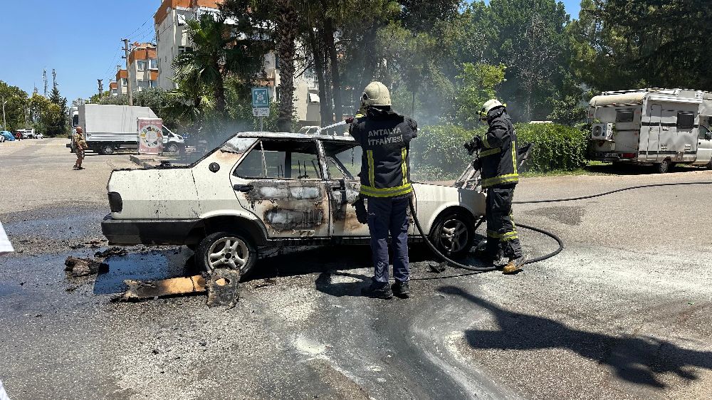 Antalya'da seyir halindeyken alev alan Tofaş otomobil kullanılamaz hale geldi