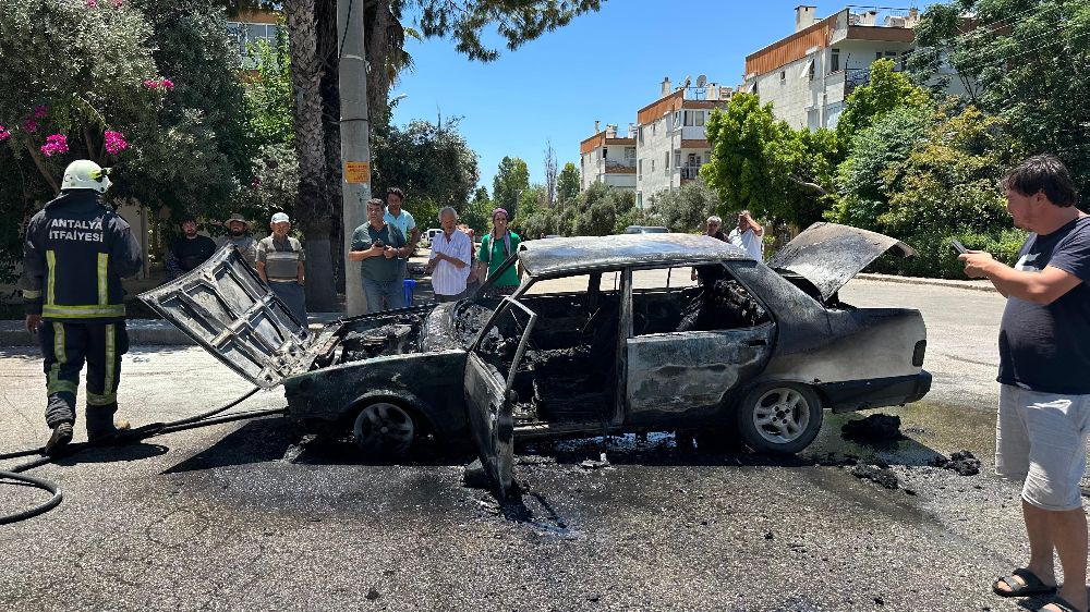 Antalya'da seyir halindeyken alev alan Tofaş otomobil kullanılamaz hale geldi