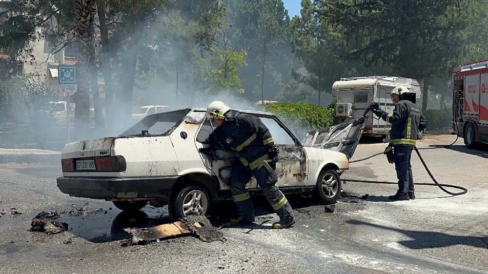 Antalya'da seyir halindeyken alev alan Tofaş otomobil kullanılamaz hale geldi