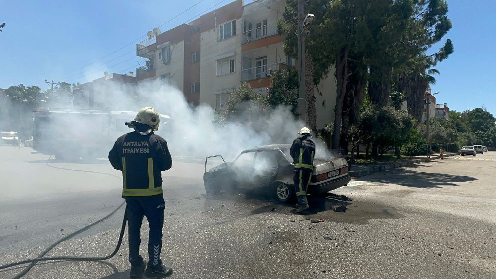 Antalya'da seyir halindeyken alev alan Tofaş otomobil kullanılamaz hale geldi