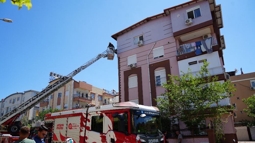 Antalya'da yangın paniği, apartman dumanla kaplandı, yaşlı çift kurtarıldı