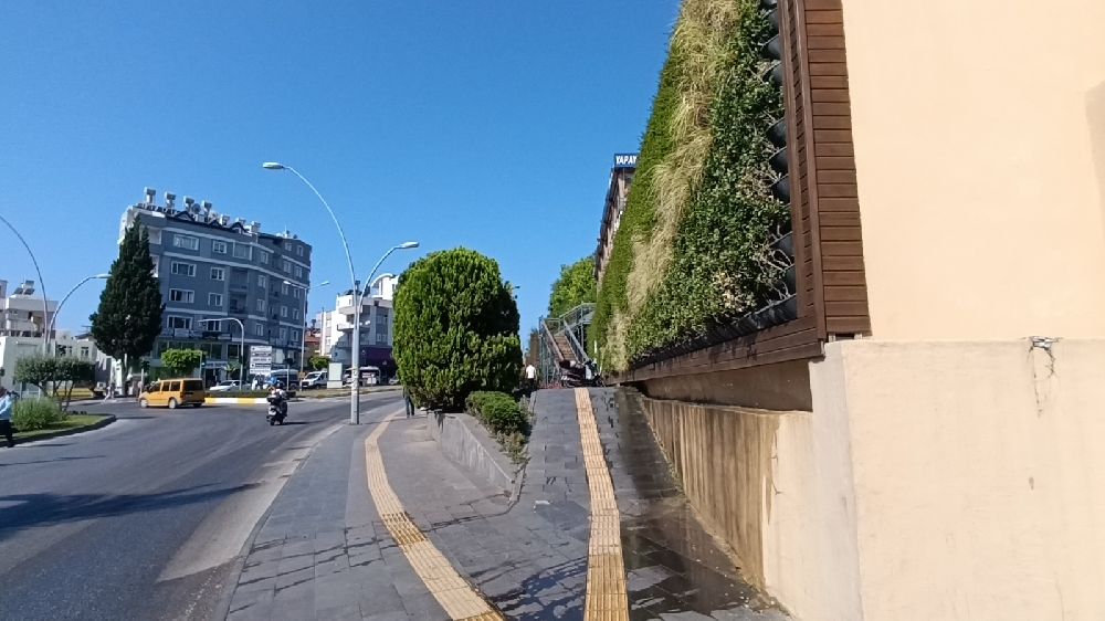 Antalya'da yola taşan su kazaya neden oldu, motosiklet sürücüsü yaralandı