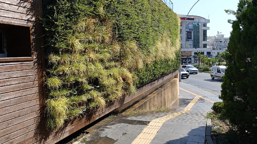 Antalya'da yola taşan su kazaya neden oldu, motosiklet sürücüsü yaralandı