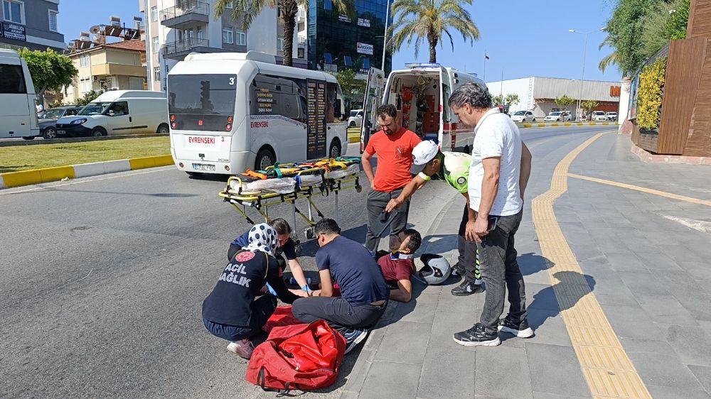 Antalya'da yola taşan su kazaya neden oldu, motosiklet sürücüsü yaralandı