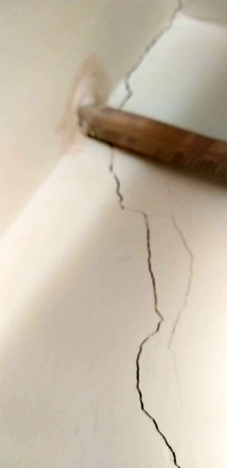 Antalya'da zemin kat kolonu patlayan 7 katlı bina tahliye edildi