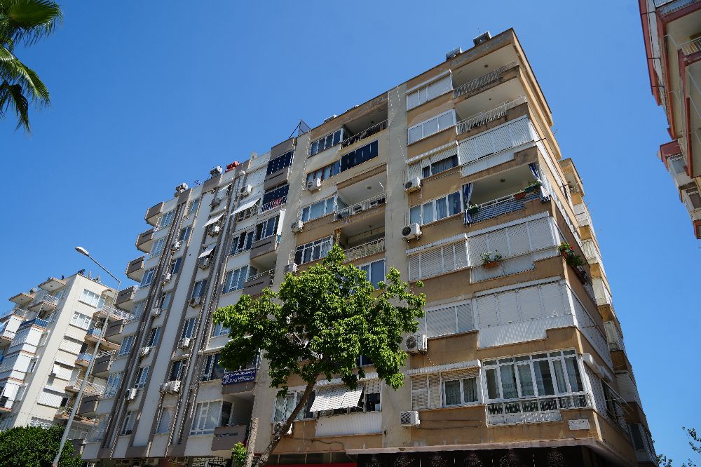 Antalya'da zemin kat kolonu patlayan 7 katlı bina tahliye edildi