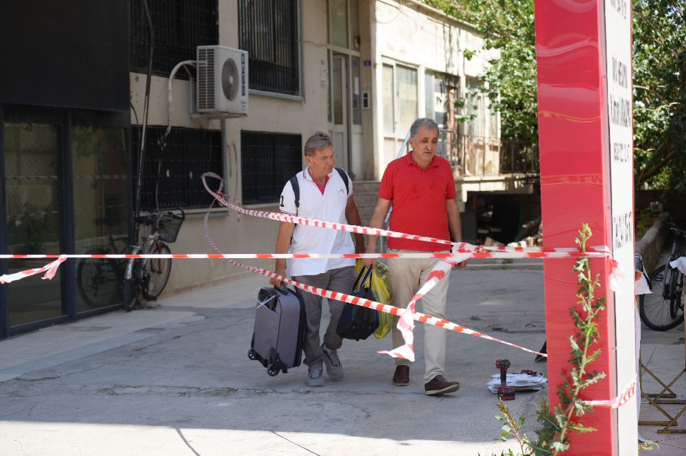 Antalya'da zemin kat kolonu patlayan 7 katlı bina tahliye edildi