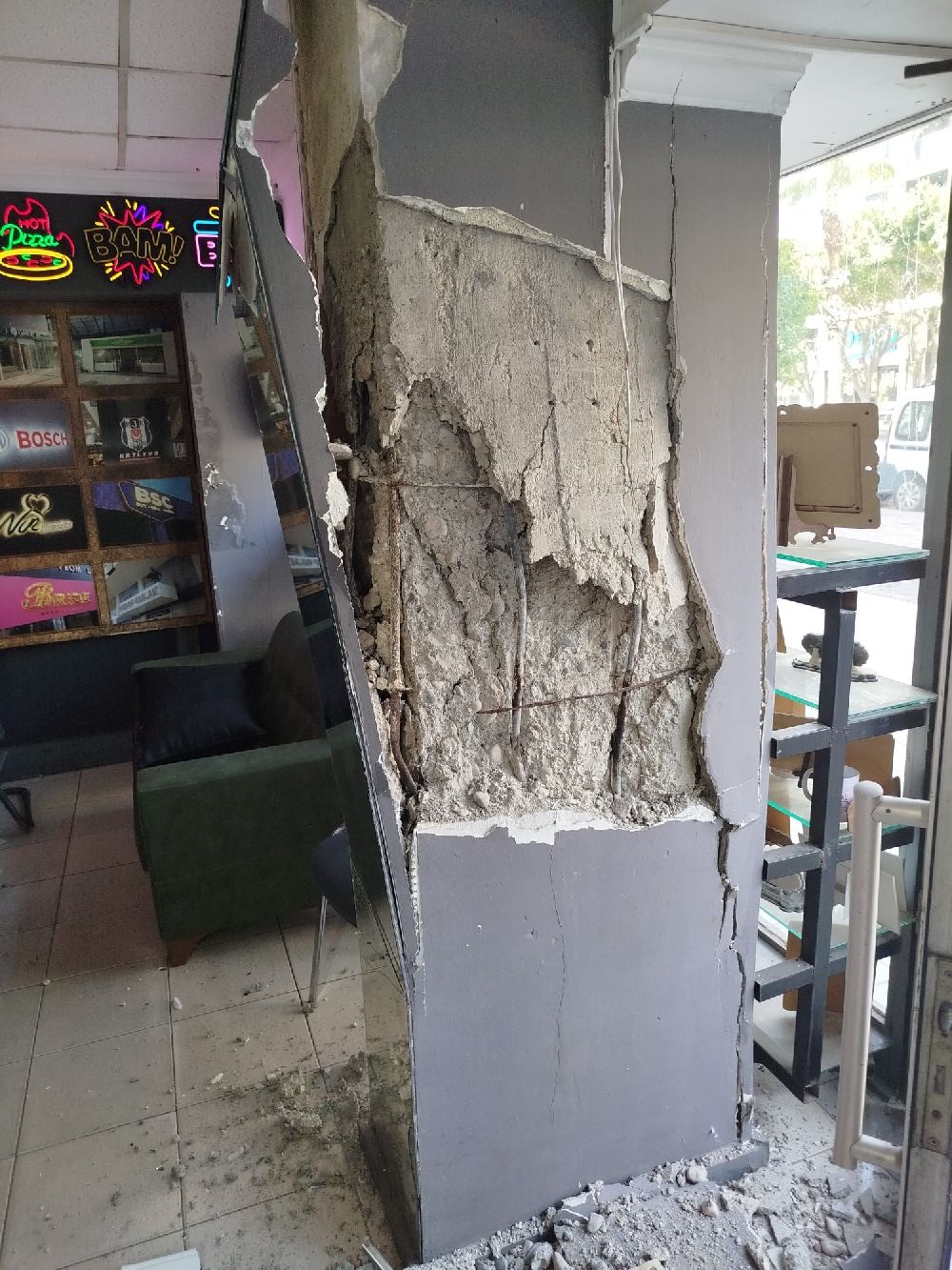 Antalya'da zemin kat kolonu patlayan 7 katlı bina tahliye edildi