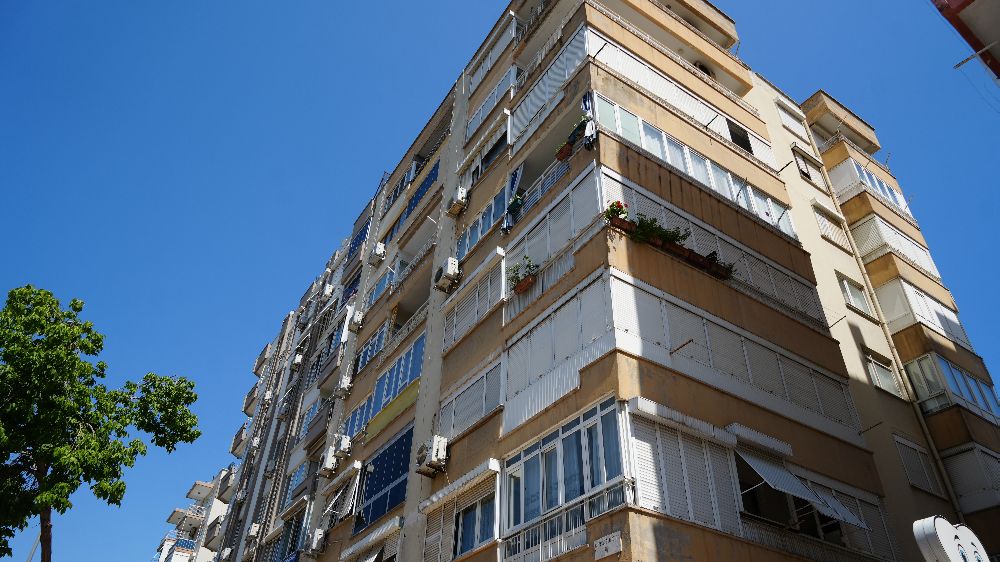  Antalya'da zemin kat kolonu patlayan 7 katlı bina tahliye edildi