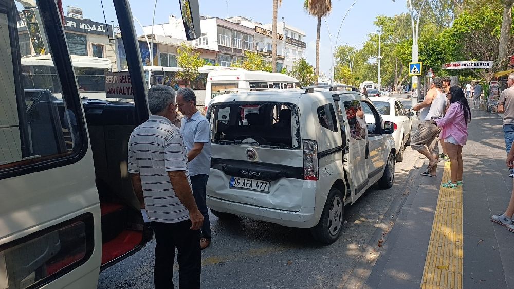 Antalya'da zincirleme kaza: 2.4 promil alkollü sürücünün ehliyetine el konuldu
