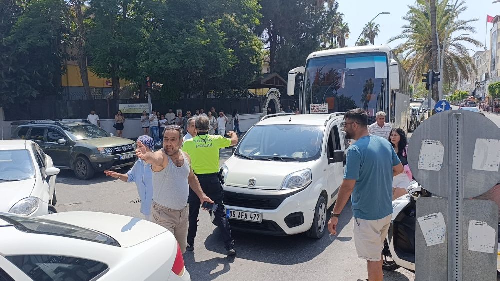 Antalya'da zincirleme kaza: 2.4 promil alkollü sürücünün ehliyetine el konuldu