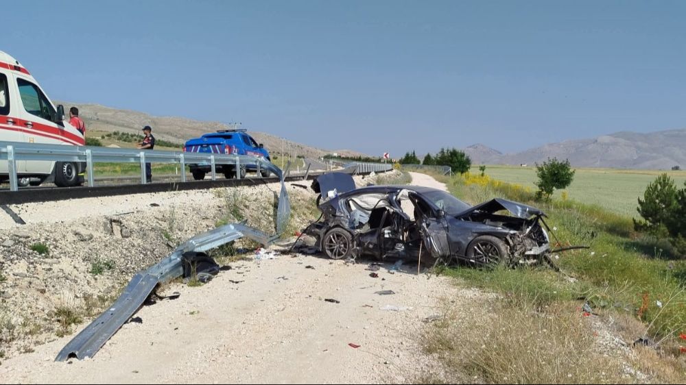   Antalya-Denizli karayolunda kontrolden çıkan otomobil şarampole düştü,3 yaralı