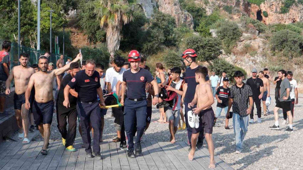 Antalya Falezlerden şov amaçlı atlayış denemesi hastanede bitti, 18 yaşındaki genç ağır yaralandı
