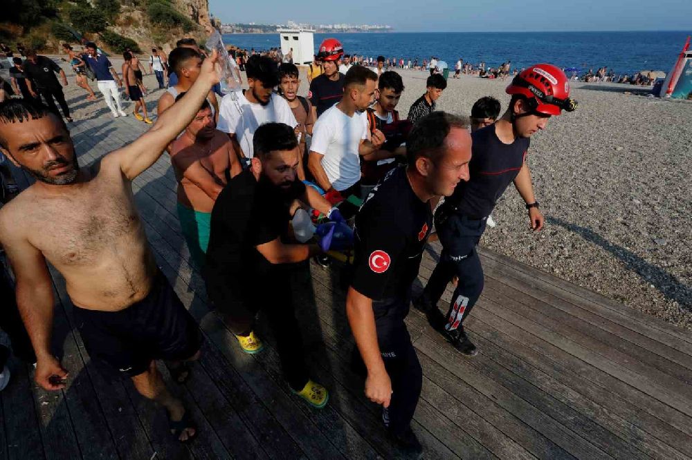 Antalya Falezlerden şov amaçlı atlayış denemesi hastanede bitti, 18 yaşındaki genç ağır yaralandı