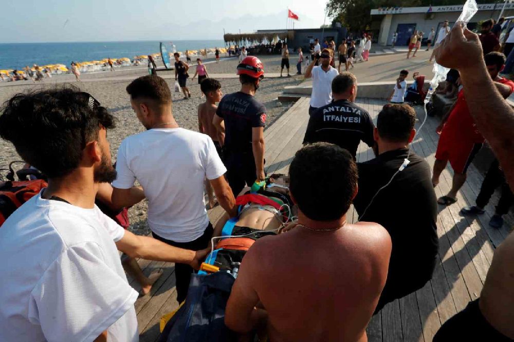 Antalya Falezlerden şov amaçlı atlayış denemesi hastanede bitti, 18 yaşındaki genç ağır yaralandı