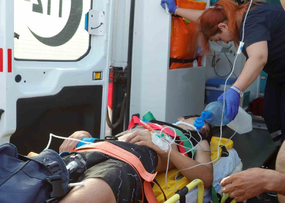 Antalya Falezlerden şov amaçlı atlayış denemesi hastanede bitti, 18 yaşındaki genç ağır yaralandı