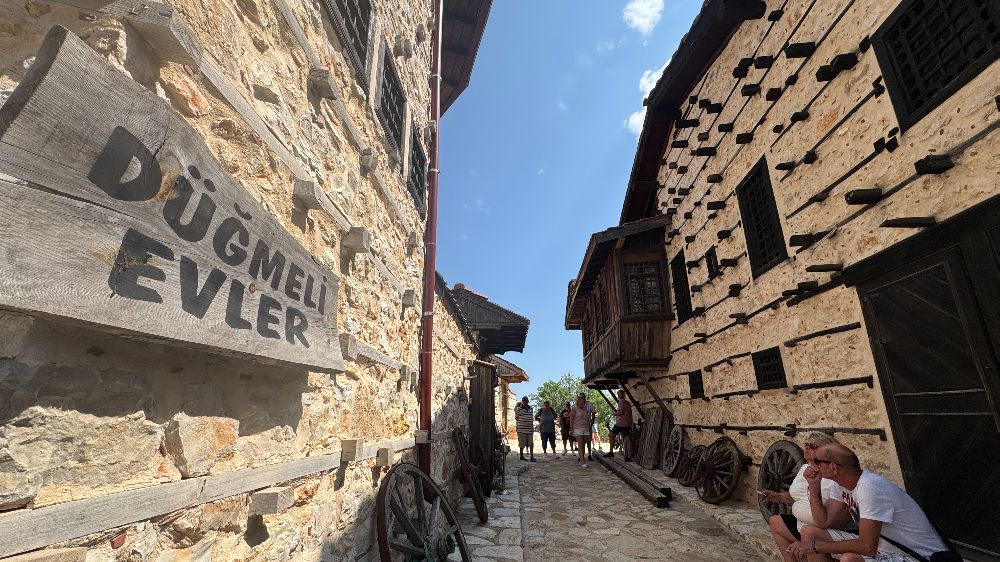  Antalya'nın 15 haneli 50 nüfuslu beton yapı bulunmayan 800 yıllık tarihi köyüne turist akını