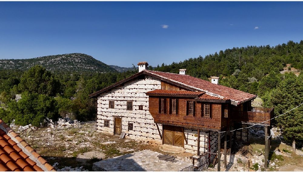 Antalya'nın 15 haneli 50 nüfuslu beton yapı bulunmayan 800 yıllık tarihi köyüne turist akını