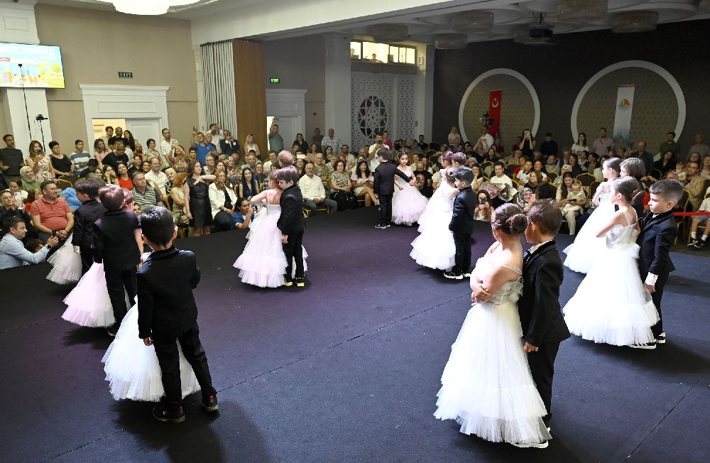 Antalya OSB’nin minikleri mezuniyet sevincini kep atarak kutladı