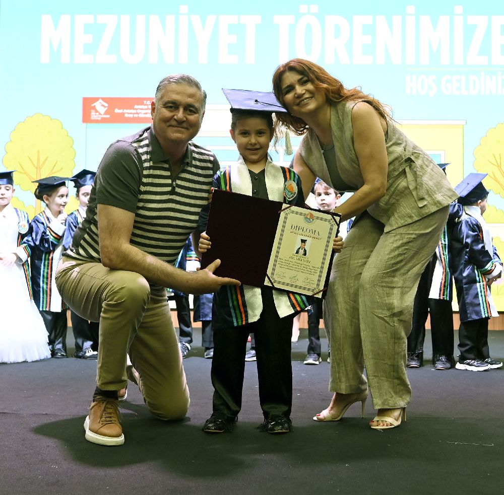 Antalya OSB’nin minikleri mezuniyet sevincini kep atarak kutladı