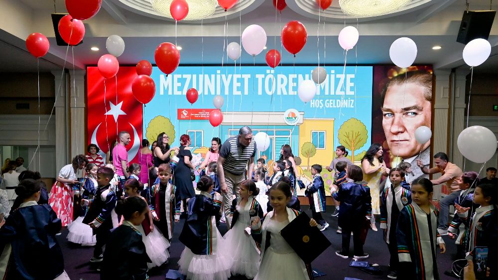 Antalya OSB’nin minikleri mezuniyet sevincini kep atarak kutladı