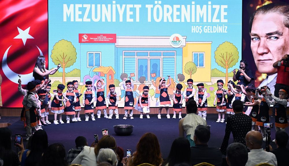 Antalya OSB’nin minikleri mezuniyet sevincini kep atarak kutladı