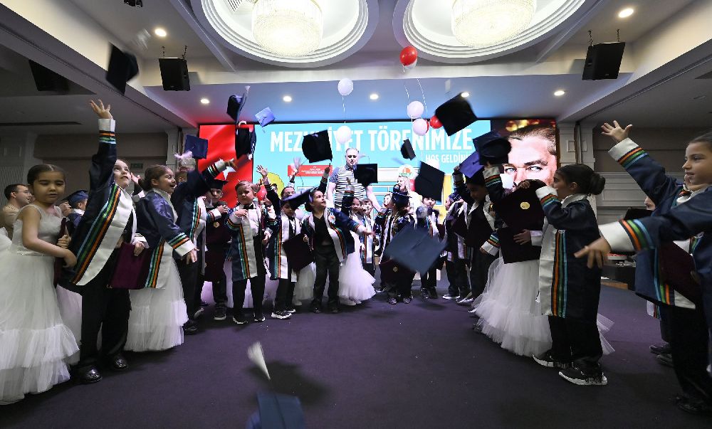 Antalya OSB’nin minikleri mezuniyet sevincini kep atarak kutladı