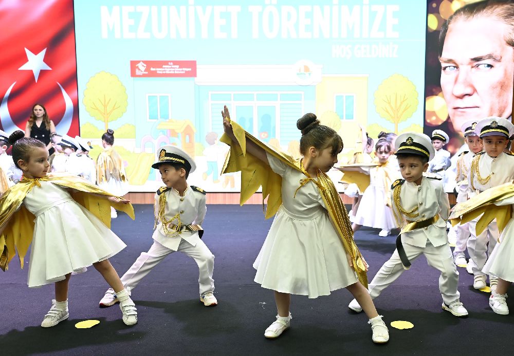 Antalya OSB’nin minikleri mezuniyet sevincini kep atarak kutladı
