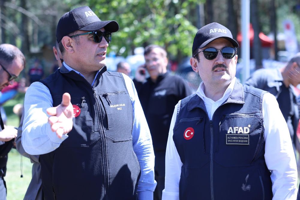 Arama kurtarma ekipleri kıyasıya mücadele etti