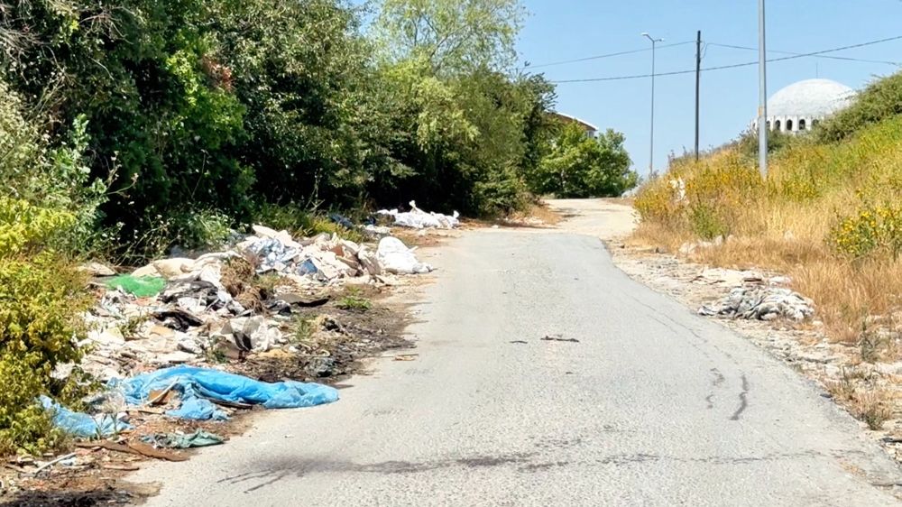 Arnavutköy'de hafriyat ve moloz dökülen sokak, çöplüğe döndü