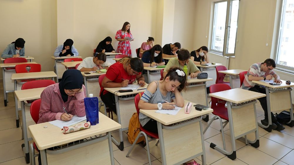 Ataşehir Belediyesi'nden lise ve üniversite sınavına hazırlanan öğrenciler için önemli destek