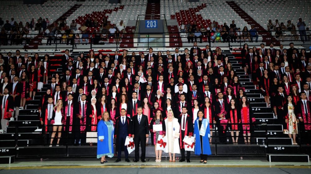 AÜ'de 289 hekim coşkuyla mezun oldu