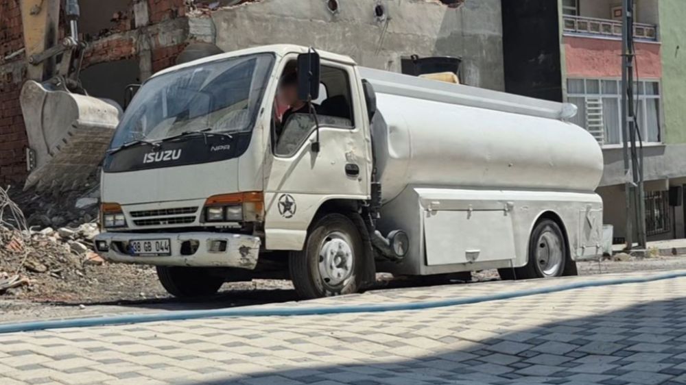 Avcılar'da 2 çocuk ağır tonajlı kepçeyi hareket ettirdi