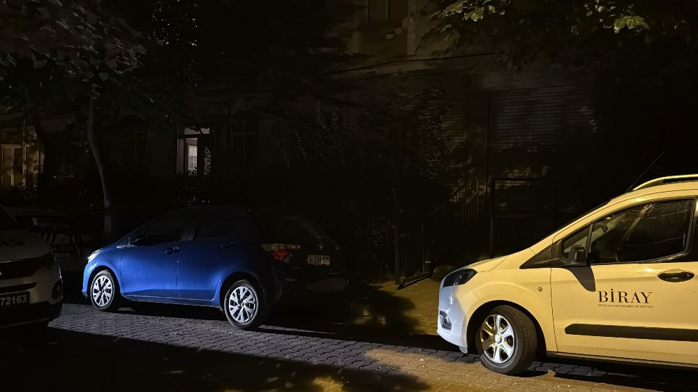 Avcılar'da bir adam evinin önünde alkol içen 2 kişiyi silahla vurdu