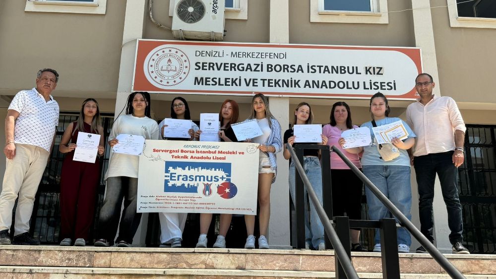 Avrupa mutlağını yerinde öğrenen Denizlili öğrenciler uluslararası stajlarını tamamladı