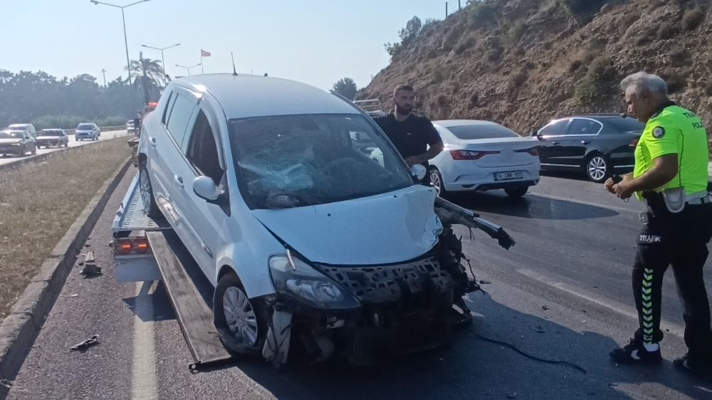 Aynı istikametteki araca çarptıktan sonra Karşı şeride geçip tur aracına çarptı: 3 yaralı