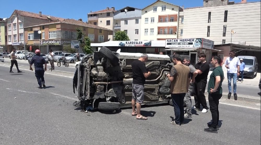 Bafra'da otomobil takla attı: 2 yaralı