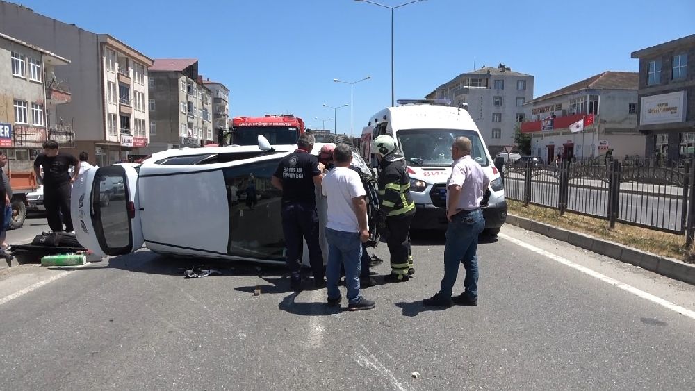 Bafra'da otomobil takla attı: 2 yaralı