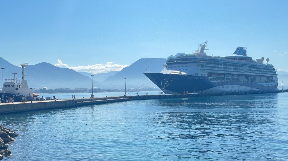 Bahama bandıralı kruvaziyer Alanya'ya demirledi