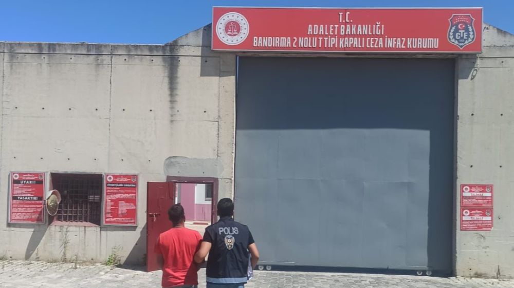  Balıkesir’in Erdek ilçesinde hakkında kesinleşmiş 18 yıl hapis cezası bulunan şahıs, polis ekiplerinin operasyonu sonrası yakalandı.