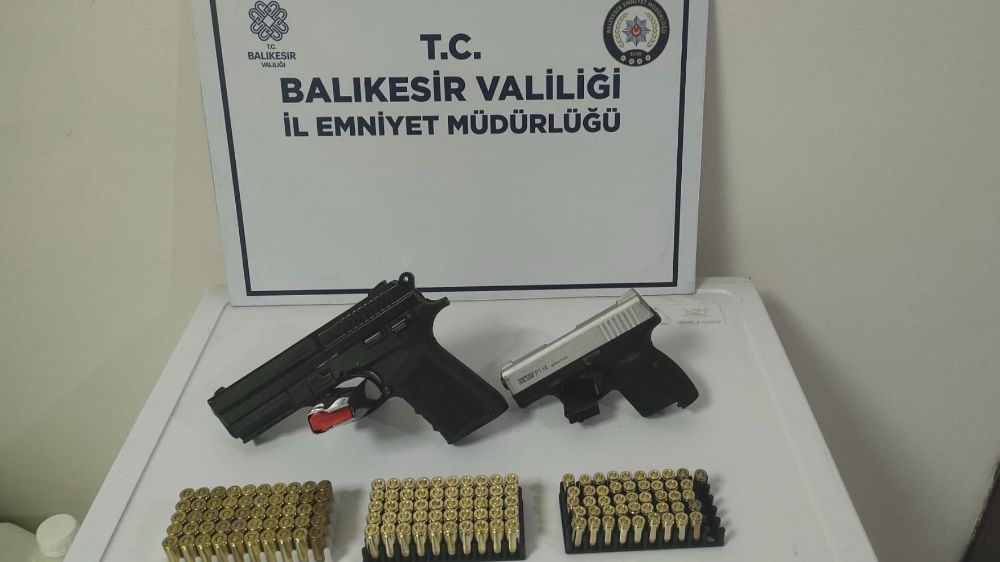 Bandırma'da ruhsatsız silah ve mühimmat ele geçirildi