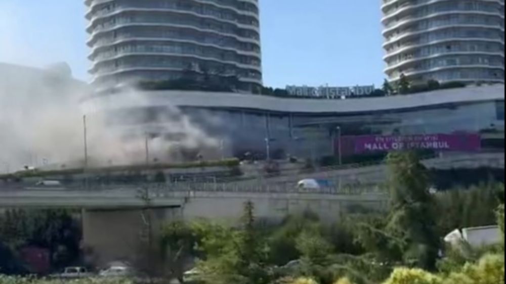 Başakşehir'de bulunan Mall Of İstanbul alışveriş merkezinin mal kabul bölümünde yangın çıktı. 