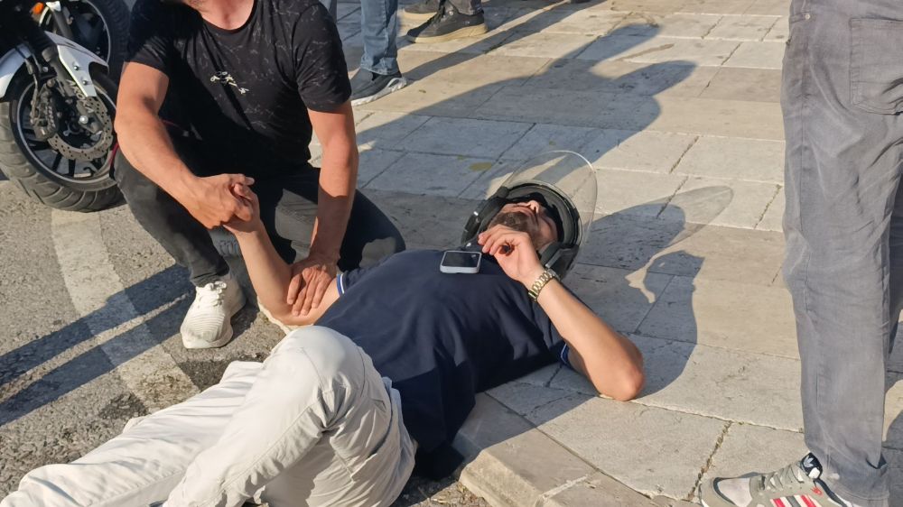 Başını kaldırıma çarpan motosikletli kask sayesinde kazayı ucuz atlattı