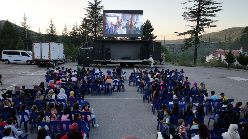 Başkan Altay: "Merkeze uzak 101 mahallede sosyal hayata katkı için sinema günleri düzenliyoruz"