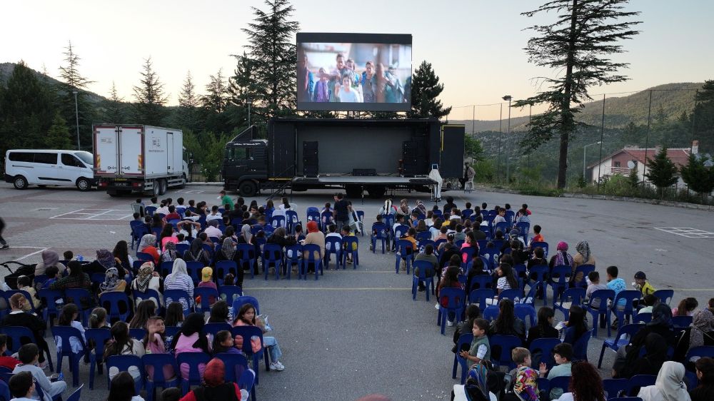 Başkan Altay: "Merkeze uzak 101 mahallede sosyal hayata katkı için sinema günleri düzenliyoruz"