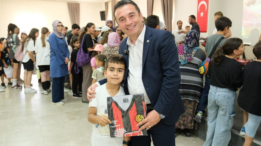 Başkan Dökmeci'den Eskişehirspor forması hediye