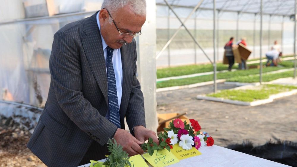 Başkan Güler: "Peyzaj çalışmalarında çiçekleri dışarıdan almıyor, yetiştiriyoruz"