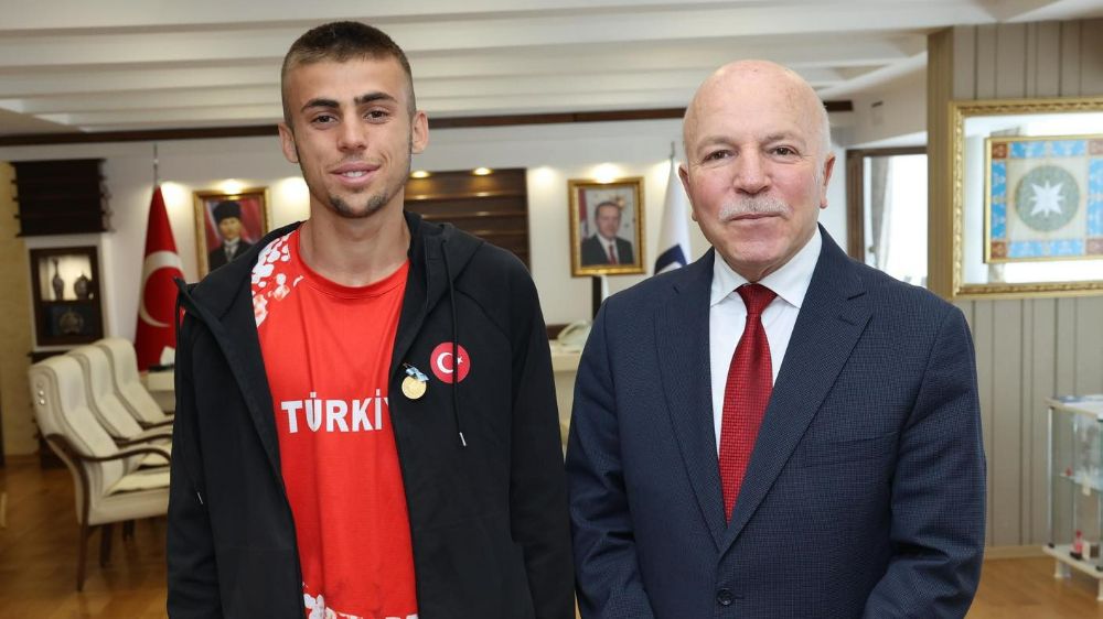 Başkan Sekmen şampiyon atleti kutladı