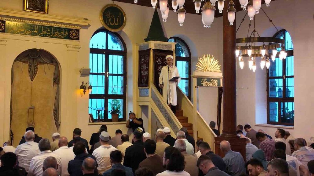 Bayram namazını 693 yıllık ecdat yadigarı camide kılan Büyükakın: "Zulümlerin son bulduğu bayram olsun"